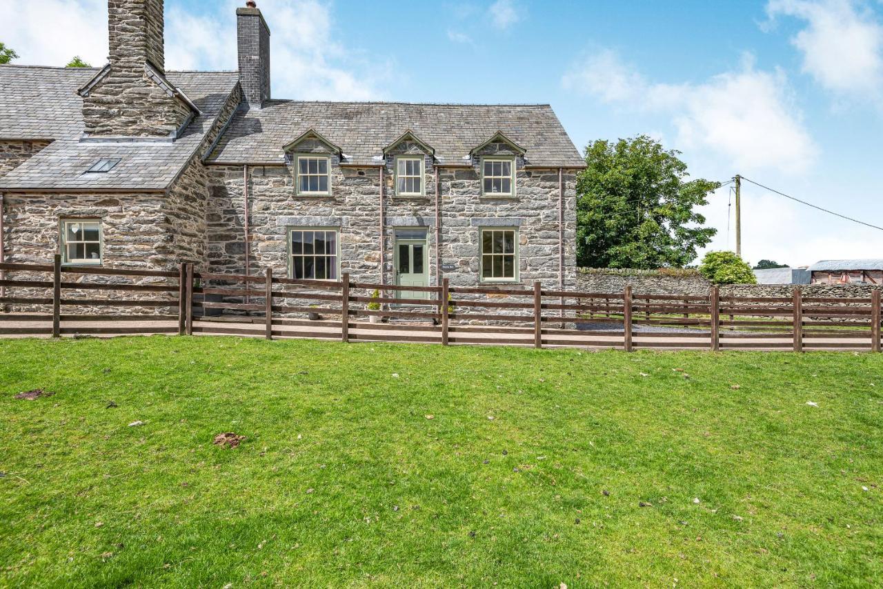 Waedog Bach Villa Llanfor Exterior photo