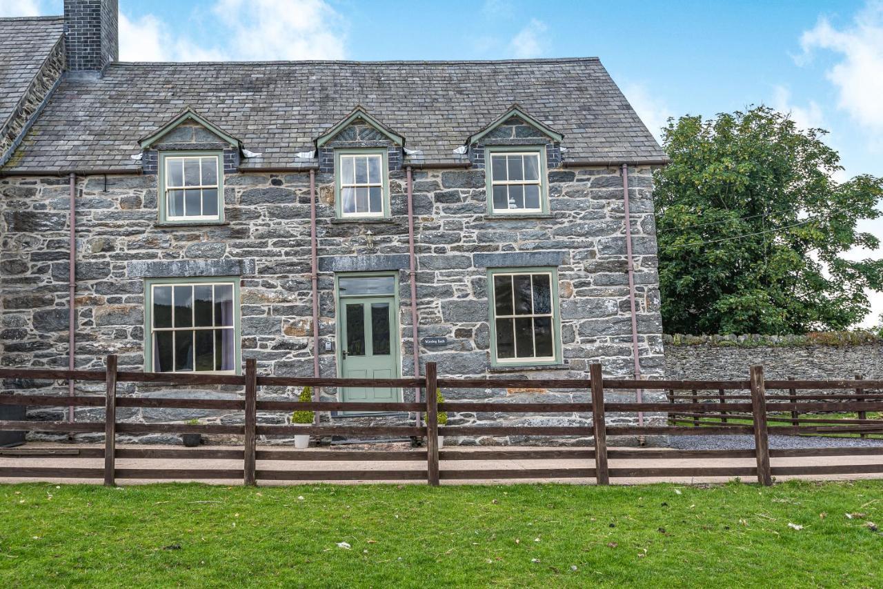 Waedog Bach Villa Llanfor Exterior photo